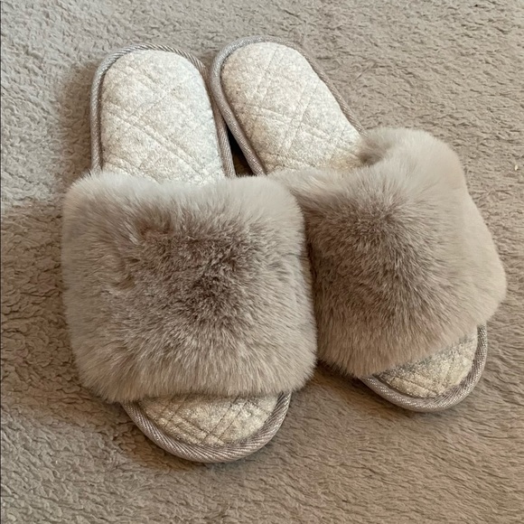 Shoes - Grey Fluffy Slipper Size 7-8